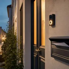 Sonnette connectée avec éclairage, boîte aux lettres et rue pavée la nuit. Un repérage discret pour dissuader tout cambriolage.