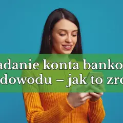 Kobieta z uśmiechem patrzy na telefon, na którym wyświetla się tekst o zakładaniu konta bankowego online bez weryfikacji.