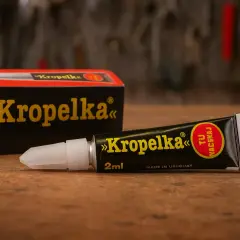 Tubka kleju Kropelka 2ml, gotowa do użycia. Zastanawiasz się, kropelka ile schnie? Ten klej szybko wiąże.