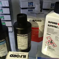 Butelki z chemią fotograficzną: Tetenal Eukobrom (naczynie do wywoływania negatywów), Tetenal Mirasol 2000, Ilford Simplicity i Ilfotec LC29.