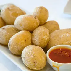 Papas arrugadas con mojo rojo y verde, un plato típico canario listo para disfrutar.