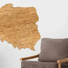 Drewniana mapa Polski na ścianę, z zaznaczonymi województwami. Idealna dekoracja dla miłośników podróży po kraju.