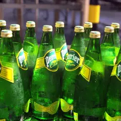 Des bouteilles de Perrier Citron, sans sucre, sont alignées. La question "le Perrier est-il bon pour la santé ?" reste ouverte.