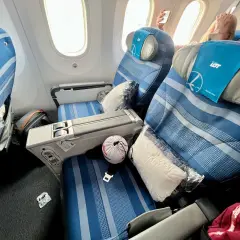 Komfortowe fotele LOT premium economy z poduszkami i kocami. Wygodna podróż z LOT.