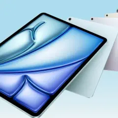 Kilka tabletów iPad 11 256GB w różnych kolorach, z niebieskim, falującym wzorem na ekranie.