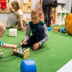Zabawy sensoryczne, które rozweselą i zaangażują Twoje dziecko