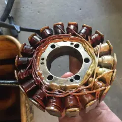 El estator de una moto, con sus bobinas de cobre recubiertas de barniz, listo para generar energía.