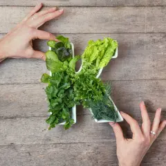 Verdure fresche a forma di K, per ricordare che la vitamina K2 a cosa serve: salute delle ossa e del cuore.