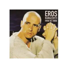 Eros Ramazzotti w swetrze, z dłońmi złożonymi w geście modlitwy. Okładka albumu "Fuoco nel fuoco".