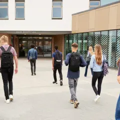 Uczniowie idą do szkoły. Czy można nie zdać z godziny wychowawczej? Pewnie nie, ale warto być obecnym.