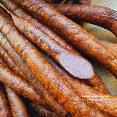 Stos pysznej, swojskiej kiełbasy, idealnej na grilla. Przepis na 1 kg tej domowej wędliny znajdziesz na swojskiejedzonko.com.