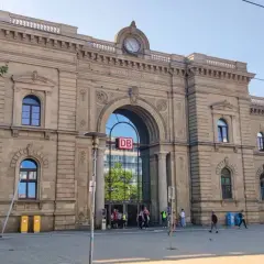 Prachtvoller Hauptbahnhof, der den Titel "Bahnhof des Jahres" verdient.