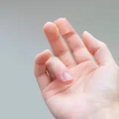 Mano con dito arrossato e gonfio, segno di infiammazione dita mano.