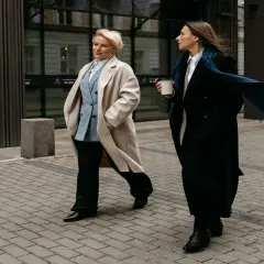 Warstwowe stylizacje do biura zimą: Elegancja bez dodawania objętości?