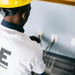 Elektryk: co robi, ile zarabia? Przewodnik po zawodzie 2026
