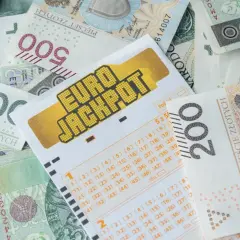 Kupon Eurojackpot na tle polskich banknotów. Jaka jest szansa wygrania w Eurojackpot? To pytanie zadaje sobie wielu graczy marzących o wielkiej wygranej.
