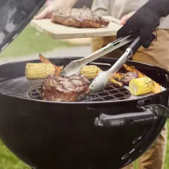 Na grillu bbq co to znaczy, soczysty stek i kukurydza dymią.