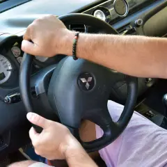 Krzywa kierownica? Nie prostuj sam! Oto jak to naprawić bezpiecznie