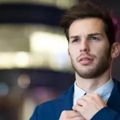 Jak ubrać się na rozmowę o pracę latem, by wyglądać profesjonalnie?