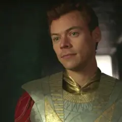Harry Styles i sin Eros-dräkt från filmen Eternals. En av de filmer med Harry Styles som fansen älskar.