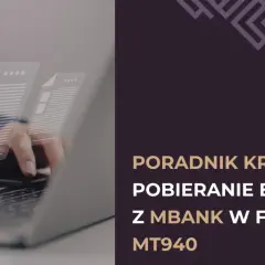 Poradnik krok po kroku: jak pobrać wyciąg z mBanku w formacie MT940. Dłoń pisząca na wirtualnym dokumencie.