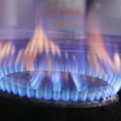 Płomień palnika gazowego, przypominający o rachunku za gaz co miesiąc.