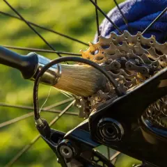 Czyszczenie kasety rowerowej przed wymianą linki przerzutki tylnej.