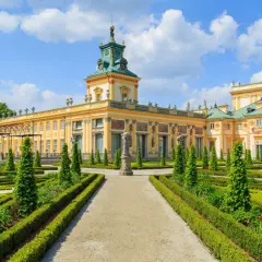 Pałac w Wilanowie, arcydzieło polskiego baroku, z ogrodem w stylu francuskim.