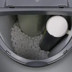Wnętrze zmiękczacza wody z solą tabletkowaną i cylindrem. Upewnij się, że nie ma skutków ubocznych.