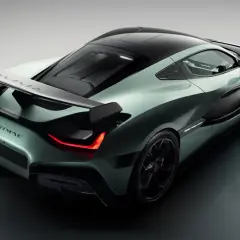 El Rimac Nevera, un hiperdeportivo eléctrico, muestra su diseño aerodinámico y alerón trasero. Su aceleración de 0 a 100 km/h es asombrosa.