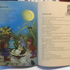 Ilustracja z książki dla dzieci: krasnale, lalki i miś w wózku pod księżycem.