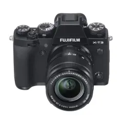 Czarny aparat Fujifilm X-T3 z obiektywem Fujinon. Idealny do uchwycenia każdej chwili.