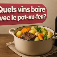Un pot-au-feu savoureux avec carottes, pommes de terre et bœuf. Quel vin boire avec le pot-au-feu ? Un verre de rouge est prêt.