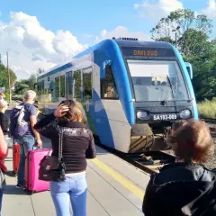 Ludzie czekają na pociąg do Darłowa. To dobry sposób, jak dojechać ze Sławna do Darłówka.