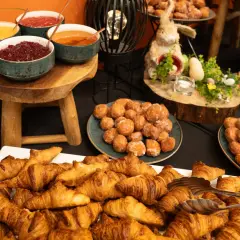 Bufet finger food: świeże rogaliki, pączki i miseczki z dżemami. Idealna uczta dla każdego.