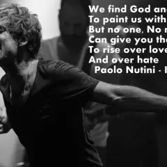 Paolo Nutini śpiewa "Iron Sky" z pasją, jego głos niesie przesłanie o sile miłości ponad nienawiścią.