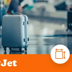 Szara walizka na lotnisku, gotowa na podróż. Sprawdź wymiary i wagę swojego easyJet bagażu rejestrowanego.