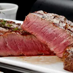 Saftiges Steak medium gebraten, perfekt gegart mit zarter rosa Mitte und knuspriger Kruste, garniert mit frischem Thymian.