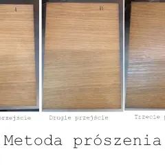 Trzy próbki drewna dębowego po kolejnych etapach metody prószenia. Widać stopniowe rozjaśnianie powierzchni.