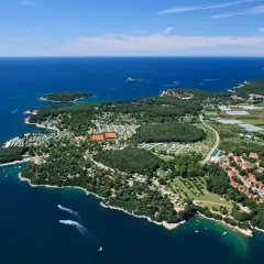 Malownicza linia brzegowa Chorwacji z kempingami i domkami, idealna na chorwacja last minute samolotem.