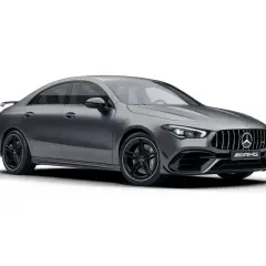 Elegancki, szary Mercedes CLA 45 AMG z czarnymi felgami i spojlerem, gotowy do dynamicznej jazdy.