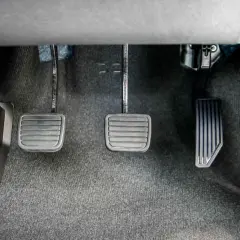 Trzy pedały w samochodzie: sprzęgło, hamulec i ten po prawej, ktory pedal to gaz.