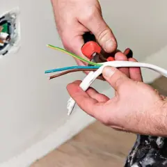 Ile bierze elektryk za godzinę? Poznaj stawki i ukryte koszty