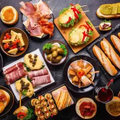 Deliciosas recetas de comidas para cumpleaños adultos: tapas variadas, bocadillos, embutidos y aceitunas. ¡Un festín para celebrar!
