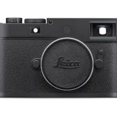 Czarny aparat Leica M11 Monochrom z charakterystyczną, ziarnistą skórą i logo Leica. Klasyka w czystej postaci.
