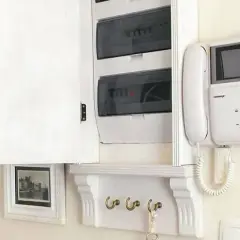Jak skutecznie zasłonić skrzynkę elektryczną i poprawić estetykę wnętrza