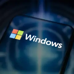 Logo Windows 10 na ekranie smartfona. Sprawdź, jakie są windows 10 wymagania, by cieszyć się płynnością działania.