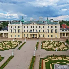 Pałac Branickich w Białymstoku, przykład wspaniałego baroku w Polsce, z geometrycznymi ogrodami i rzeźbami.