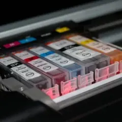 Czy kolorowy tusz drukuje na czarno? Odkryj prawdę o tuszach drukarskich