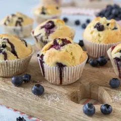 Saftige Heidelbeermuffins, frisch gebacken und mit ganzen Beeren verziert. Ein tolles Heidelbeermuffins Rezept für jeden Anlass.